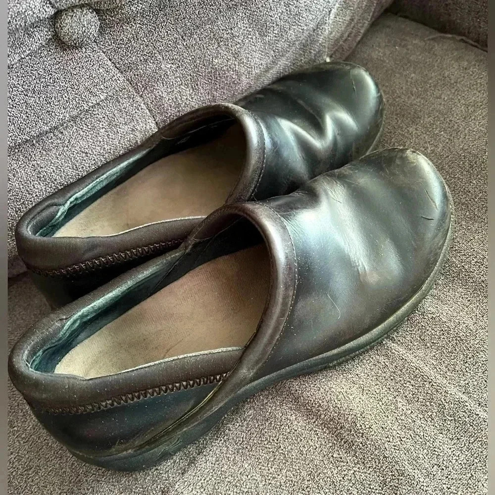 Dansko black shoes, size 39 (8.5) does have some wear but lots of life left!